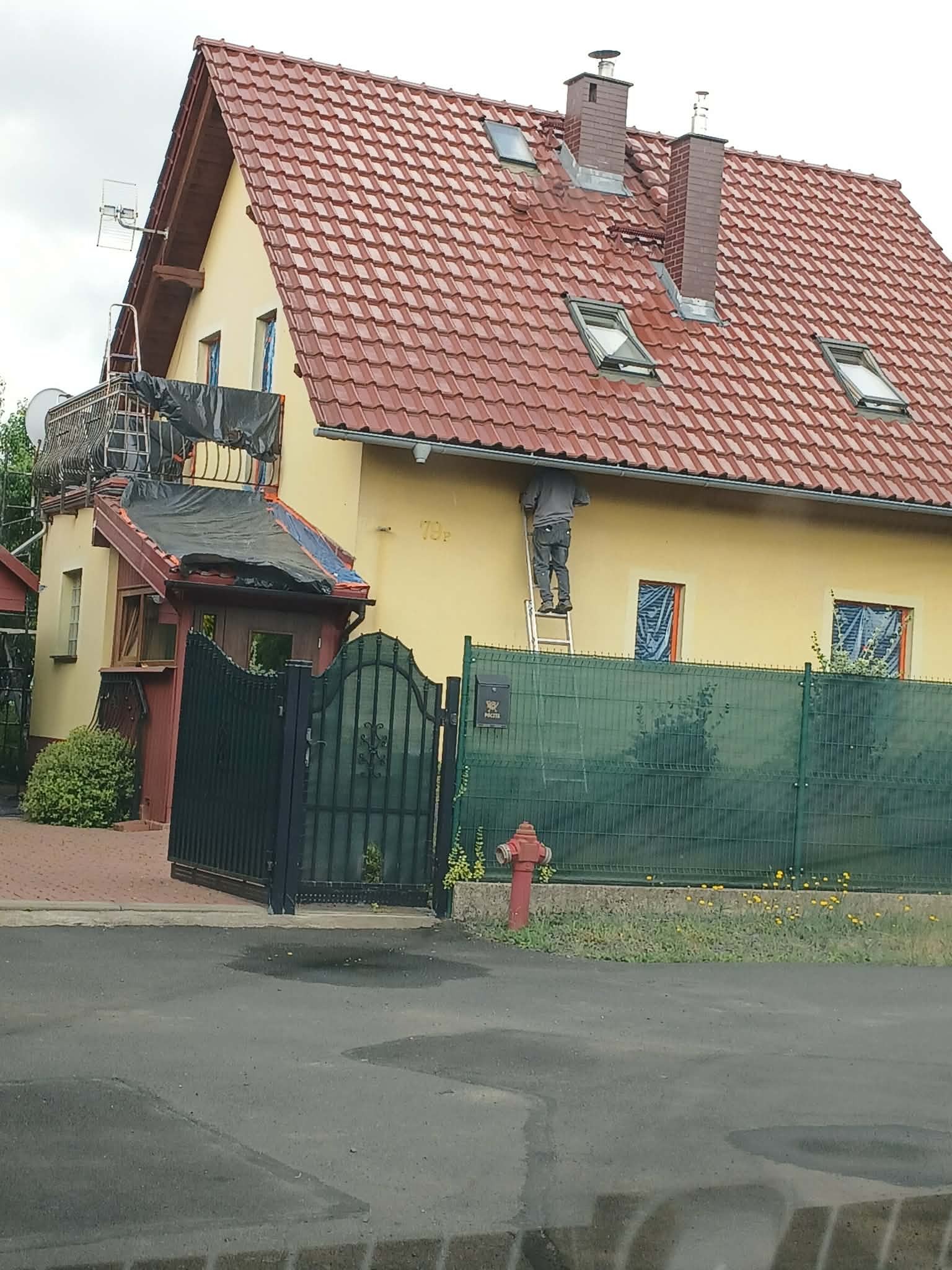 Efekt przed i po Prace które zostały wykonane to mycie i malowanie oraz zmiana koloru elewacji