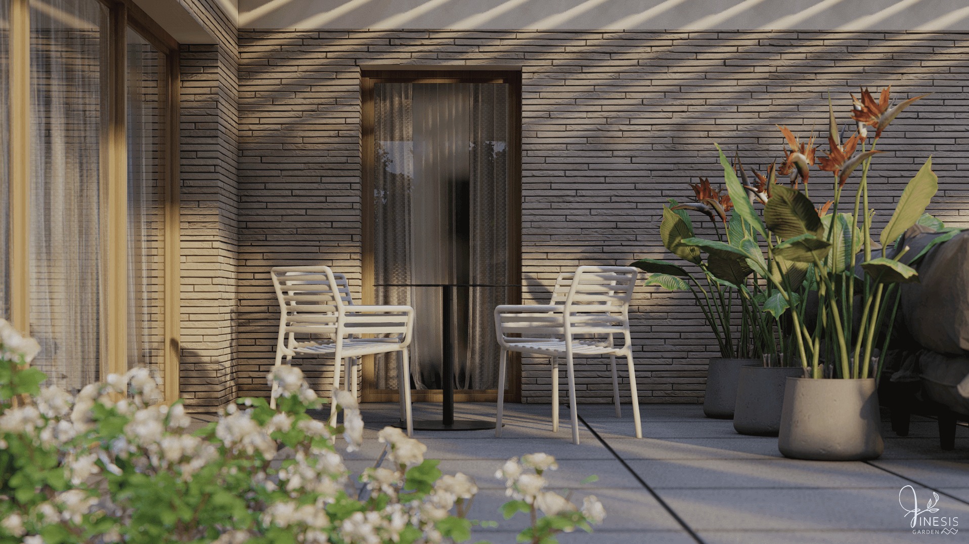 Zadaszony taras z ceglaną ścianą, białymi krzesłami i stołem. Donice z egzotycznymi roślinami i kwiatami w pierwszym planie tworzą strefę relaksu.