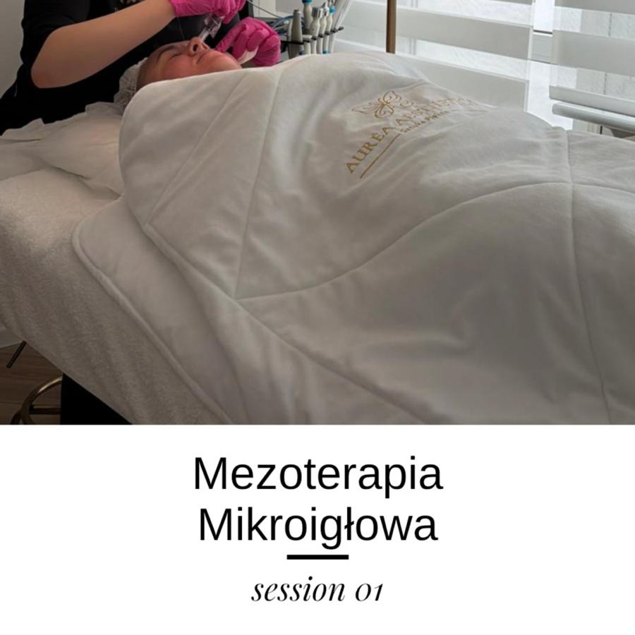 Klientka pod przykryciem podczas mezoterapii mikroigłowej w salonie. Widoczne dłonie kosmetyczki w różowych rękawiczkach i sprzęt do zabiegu.