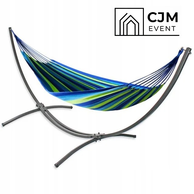 Rozłożony hamak w paski (zielony, niebieski, żółty) na metalowym stelażu. W tle logo firmy CJM Event.