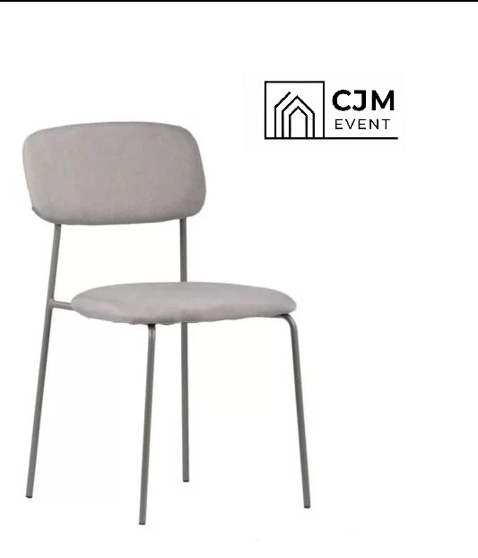 Szare krzesło z logo CJM Event w prawym górnym rogu, na białym tle. Minimalistyczny design, metalowe nogi, tapicerowane siedzisko i oparcie. Idealne do eventów.