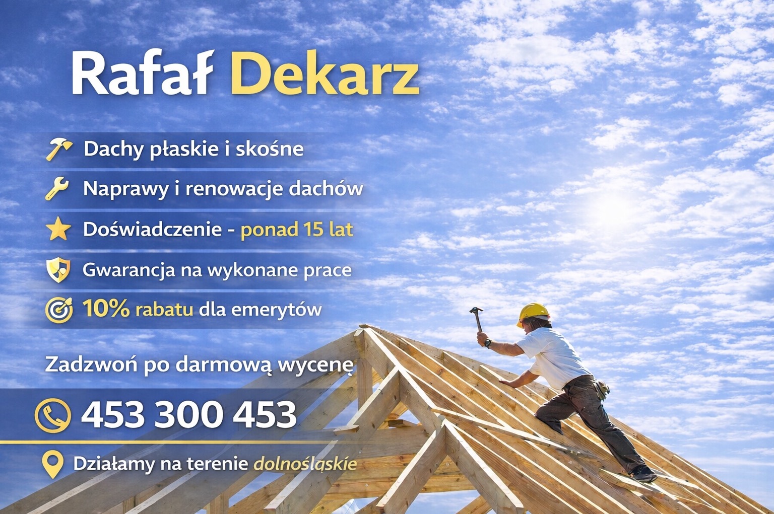 Dekarz w kasku, z młotkiem, pracuje na drewnianej konstrukcji dachu na tle błękitnego nieba. Reklama firmy dekarskiej z Dolnego Śląska.