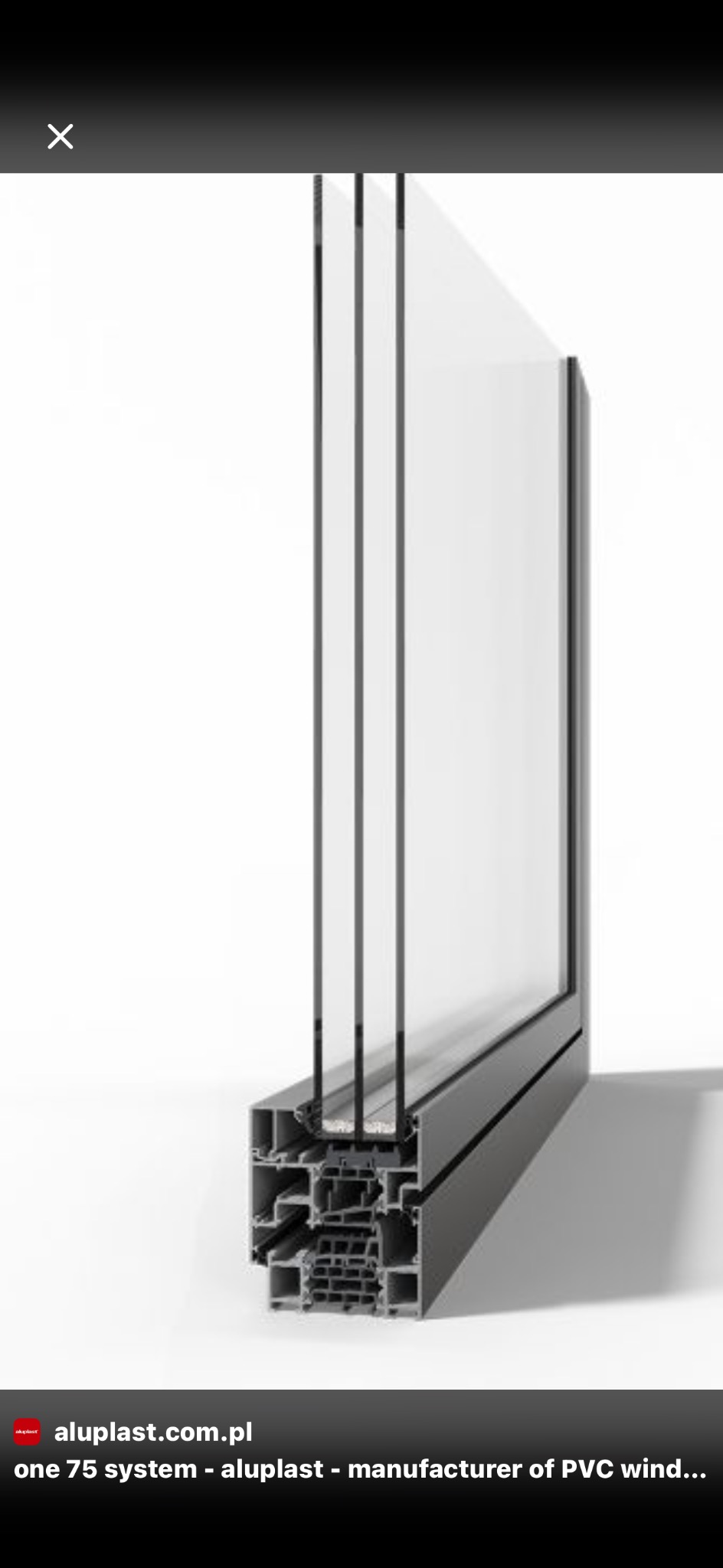 Przekrój okna PCV z trzema szybami, ukazujący szczegółową konstrukcję ramy i uszczelnień. Widok z bliska, neutralne tło, prezentacja techniczna.