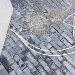 Matbud - Prace brukarskie przygotowanie podbudowy osadzenie obrzeży z układaniem kostki betonowej z cegłą klinkierową...