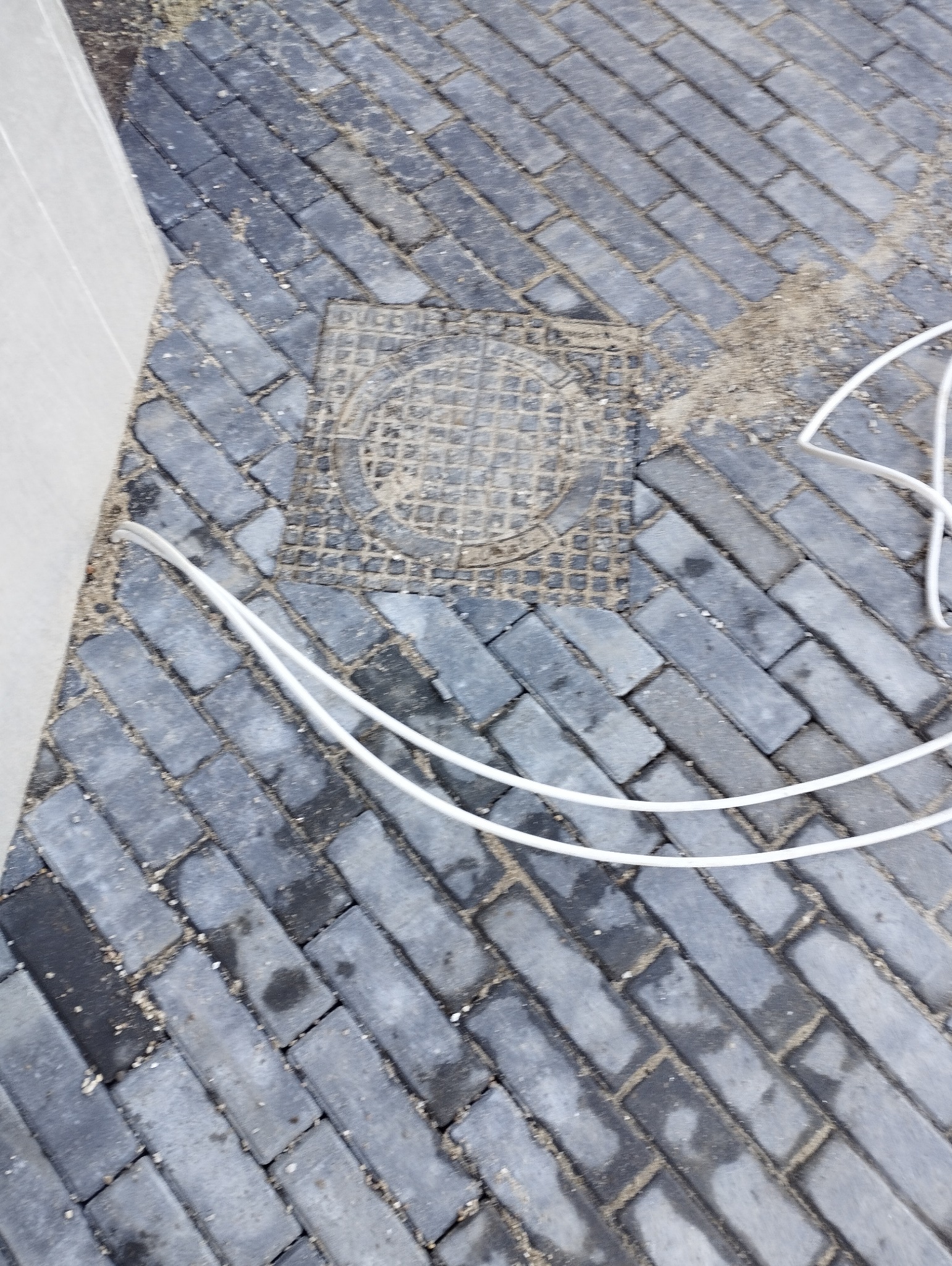 Prace brukarskie przygotowanie podbudowy osadzenie obrzeży z układaniem kostki betonowej z cegłą klinkierową...