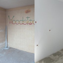 Tomasz Pasternak - Pokój przed i po malowaniu: ściana z napisem 'Woodstock' i instalacją, po remoncie gładka, biała ściana z gniazdkami. Widoczna różnica w wykończeniu podłogi.