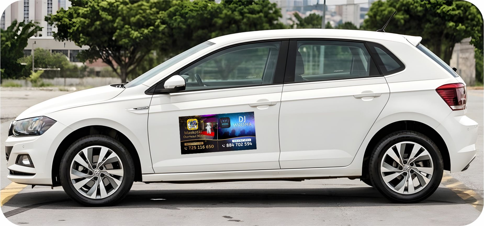 Biały samochód z naklejkami reklamowymi na drzwiach, prezentującymi usługi DJ i wypożyczalni maskotek. Widoczne numery telefonów kontaktowych i nazwy firm.