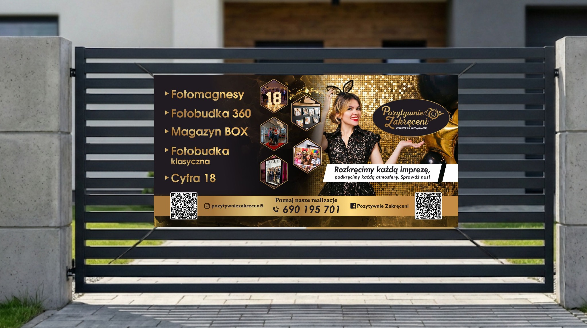 Baner reklamowy na ogrodzeniu z ofertą fotobudki, fotomagnesów i innych atrakcji imprezowych. Uśmiechnięta kobieta w stroju imprezowym, złote balony i konfetti w tle.