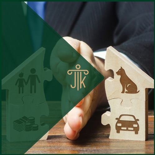 Rozdzielone puzzle w kształcie domu, symbolizujące podział majątku: rodzina, pieniądze, pies, samochód. W tle dłoń i garnitur. Logo kancelarii prawnej.