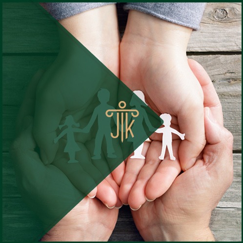 Dłonie trzymające papierową rodzinę, nakładka z logotypem kancelarii prawnej i zielonym trójkątem w rogu, symbolizujące ochronę i wsparcie prawne rodziny.