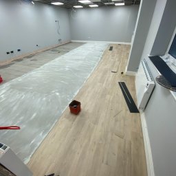 Montaż podłogi winylowej klejonej