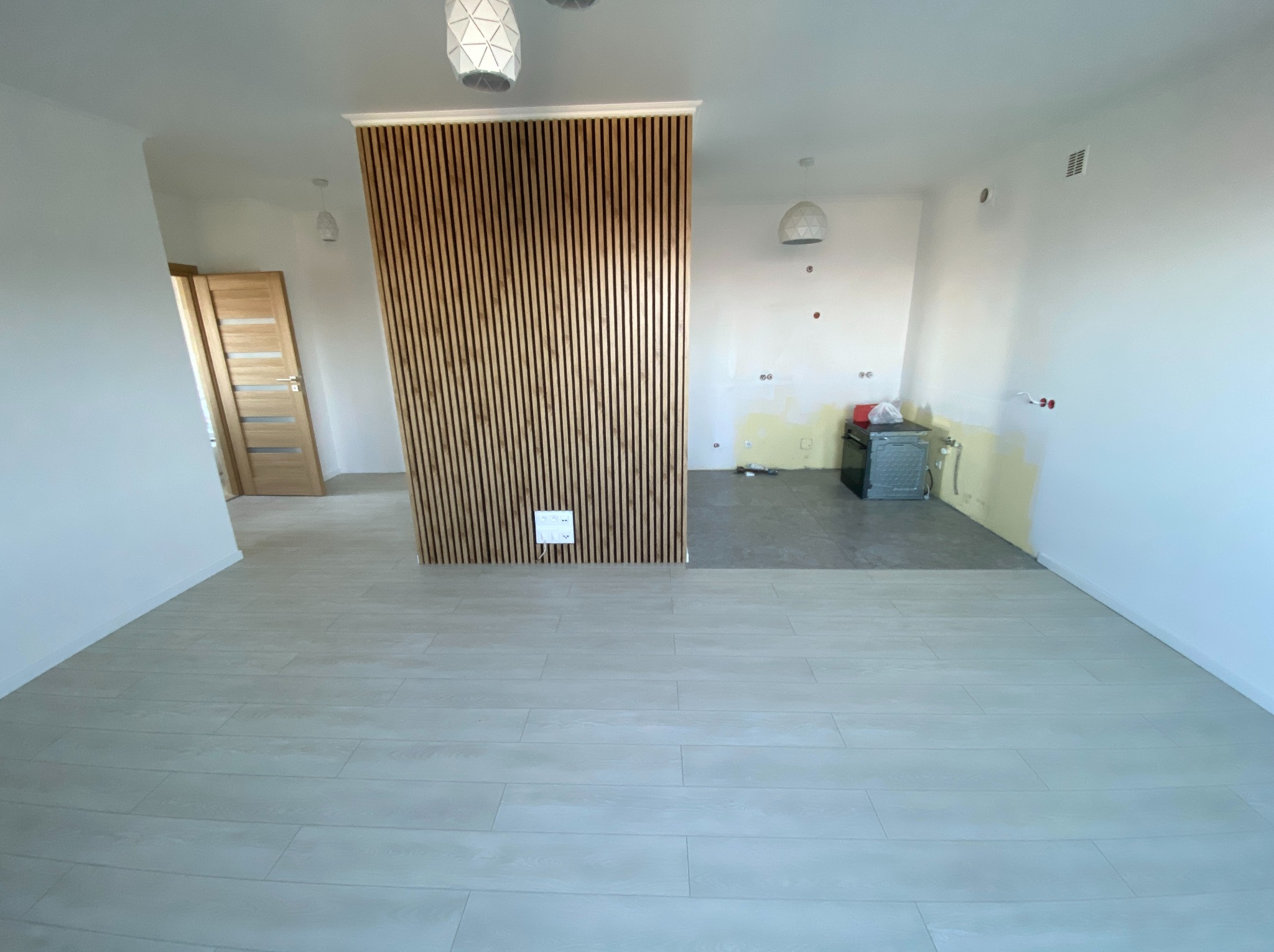 Malowanie, montaż podłogi panele SPC, układanie płytek (aneks kuchenny), montaż lameli.