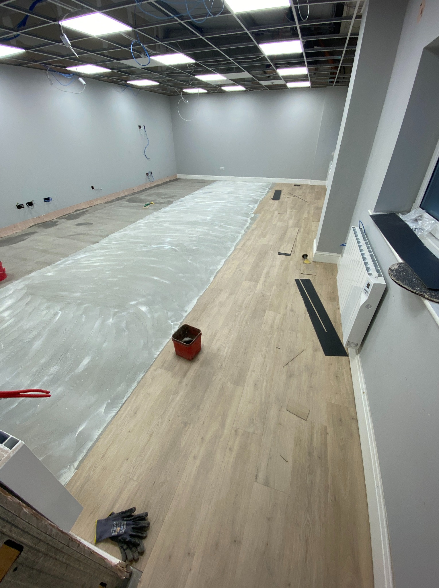 Montaż podłogi winylowej klejonej