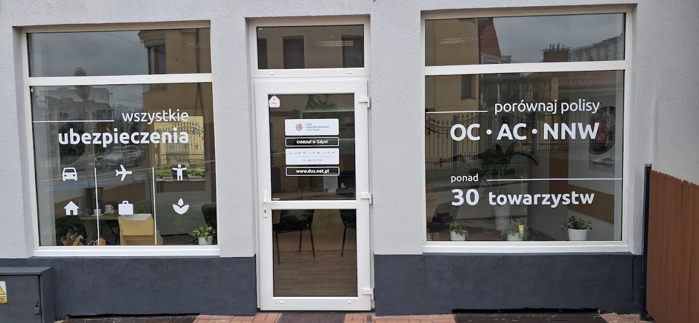 Fasada biura ubezpieczeniowego z napisem 'wszystkie ubezpieczenia', 'porównaj polisy OC AC NNW' i logo 'Dom Ubezpieczeniowy Spectrum' w Gdyni.