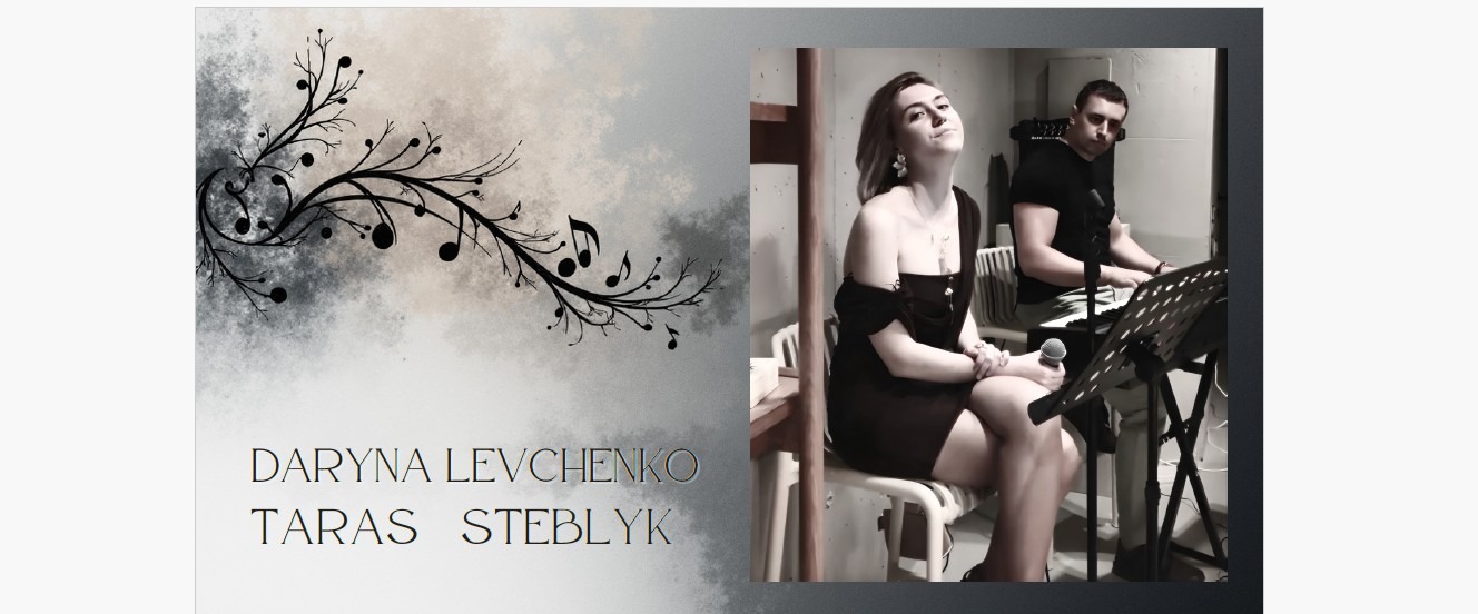 Duet muzyczny Daryna Levchenko i Taras Steblyk w trakcie występu. Wokalistka z mikrofonem, pianista przy instrumencie. Stonowana kolorystyka, artystyczne tło z motywem muzycznym.