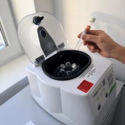 Beskid Clinic - Centryfuga laboratoryjna z próbką krwi w Bielsko-Białej. Urządzenie do separacji osocza bogatopłytkowego, wykorzystywane w medycynie estetycznej i regeneracyjnej.