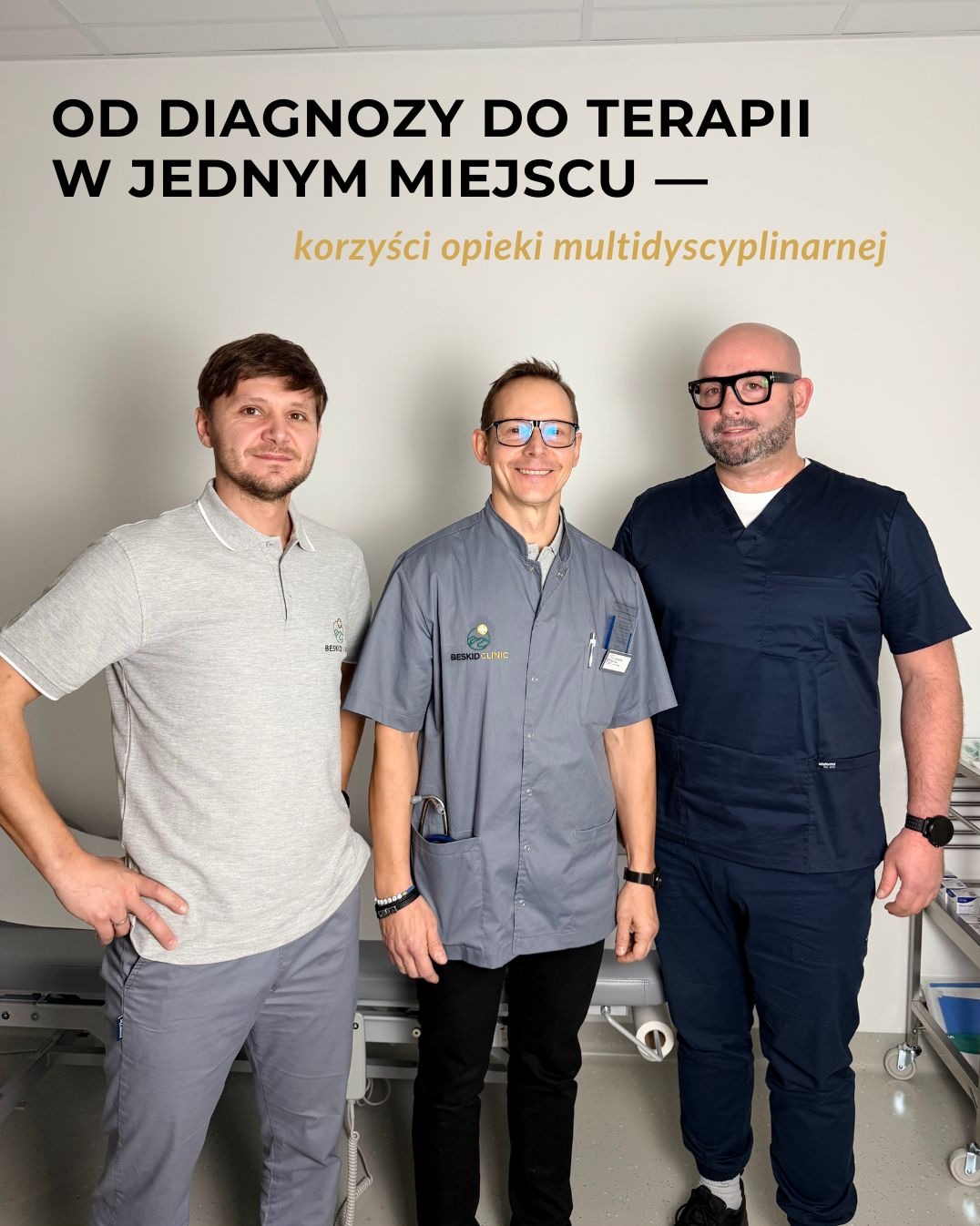 Trzech uśmiechniętych specjalistów w gabinecie, z hasłem 'Od diagnozy do terapii w jednym miejscu'. Widoczny stół do badań i sprzęt medyczny.