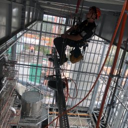 Mycie okien na wysokości Piastów 3