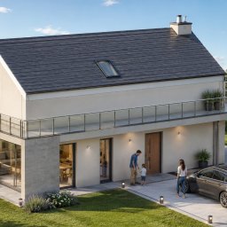 USŁUGI PROJEKTOWE Damian Brzyski - Nowoczesny dom piętrowy z przestronnym balkonem i szklaną balustradą. Jasna elewacja, ciemny dach. Rodzina z dzieckiem przed wejściem, obok szare kombi na podjeździe. Zielony ogród z oświetleniem.