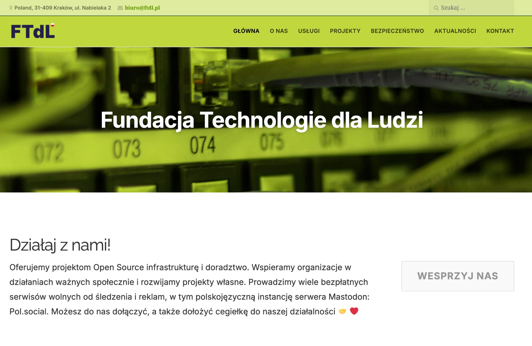 Strona internetowa Fundacji Technologie dla Ludzi z zielonym motywem, prezentująca ofertę Open Source i wsparcie dla projektów społecznych. Widoczny adres i dane kontaktowe.