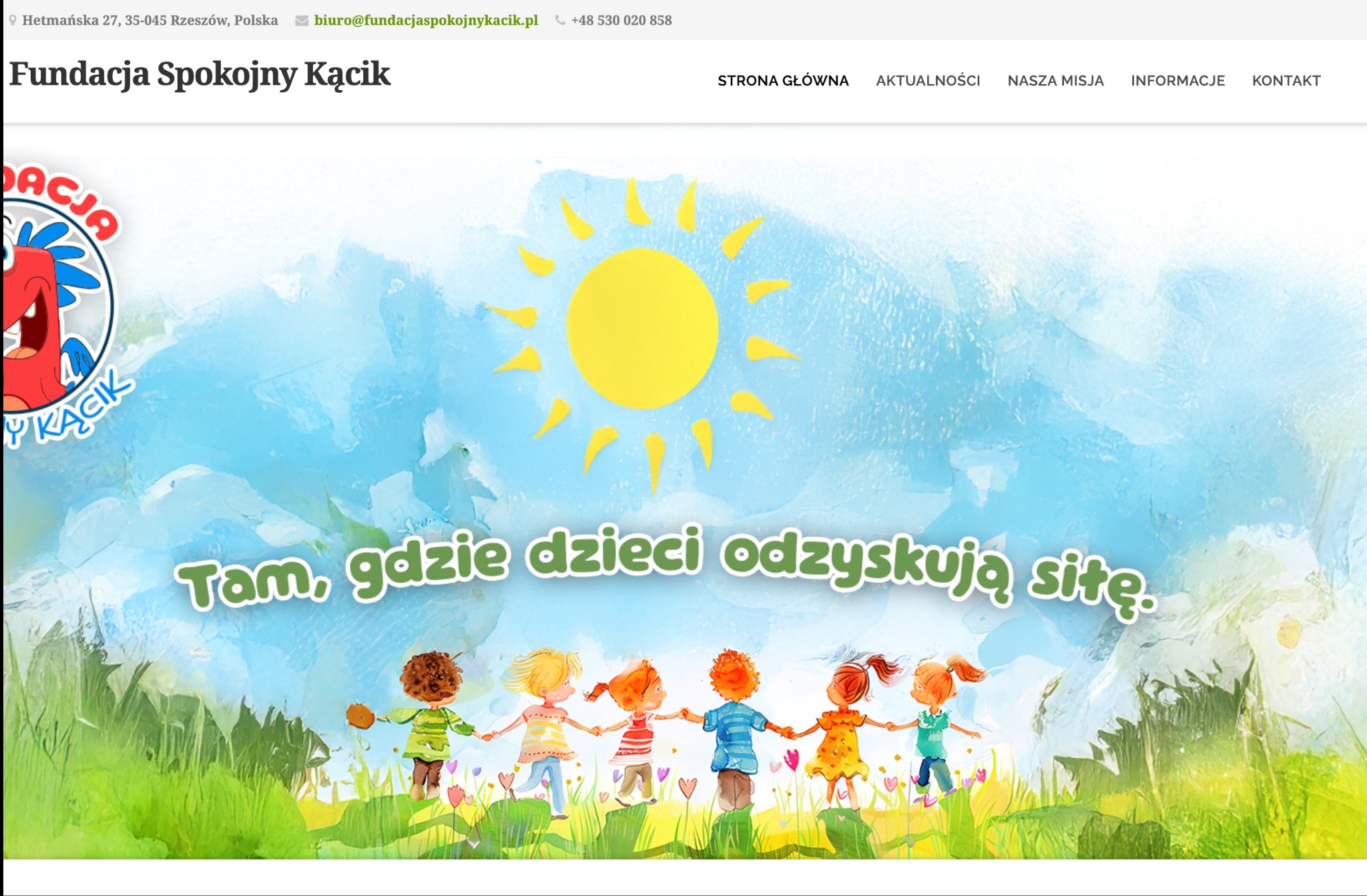Strona internetowa Fundacji Spokojny Kącik z ilustracją dzieci trzymających się za ręce pod słońcem i hasłem 'Tam, gdzie dzieci odzyskują siłę.'