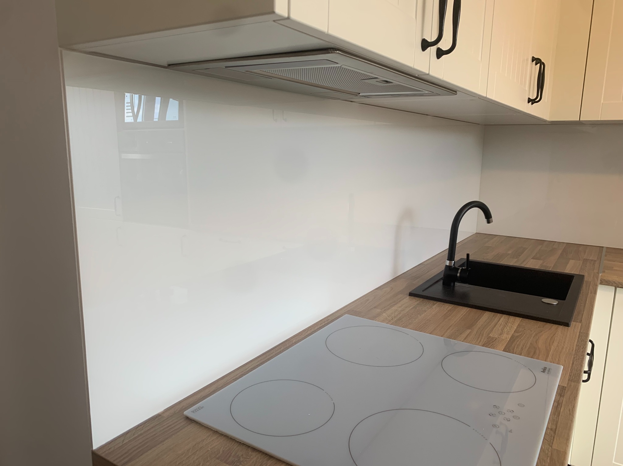 Klasyczne białe szkło