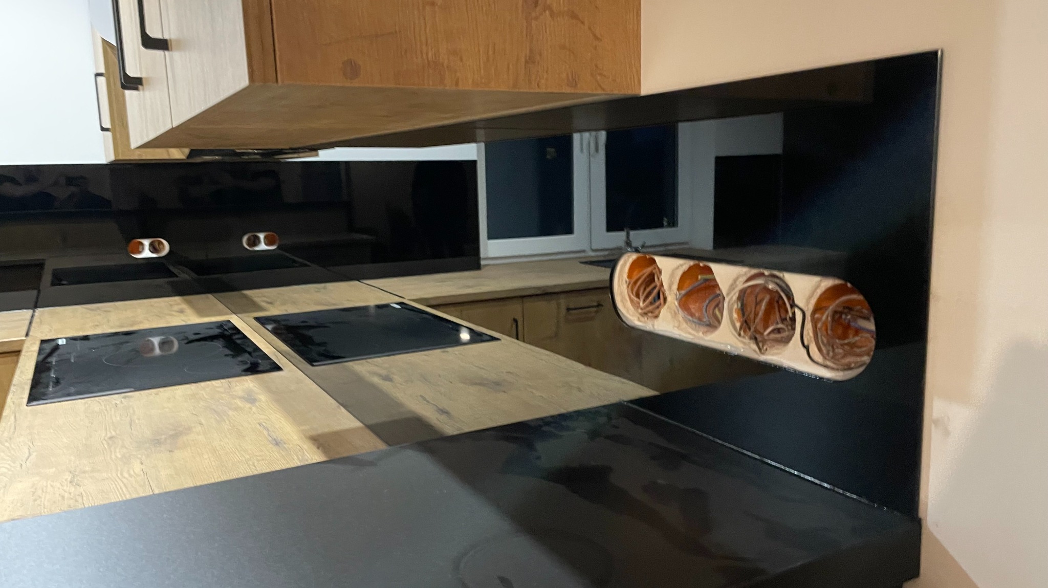 Precyzyjne wycięcia przy blacie i na kontakty