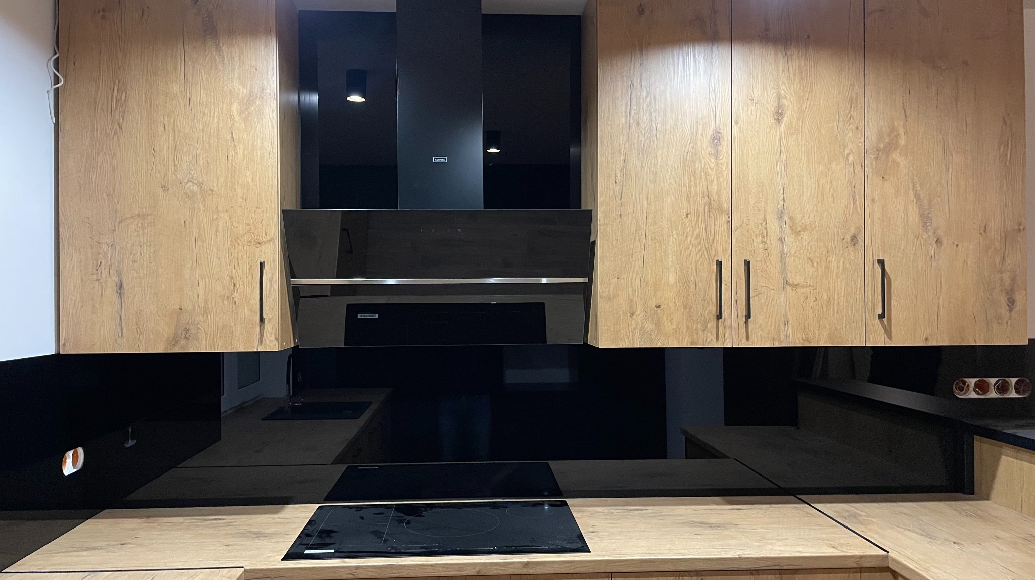 Indywidualny projekt i wykonanie nawet pod okapem, w zależności od tego, czego oczekuje klient