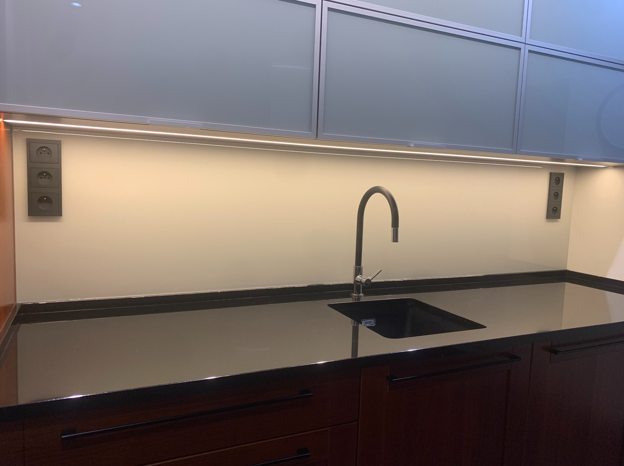 Białe szkło pod oświetleniem LED barwy ciepłej