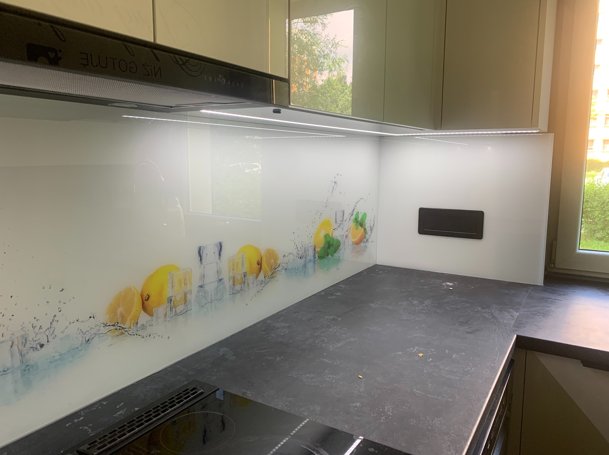 Wycięcia na gniazdka 'blatowe'