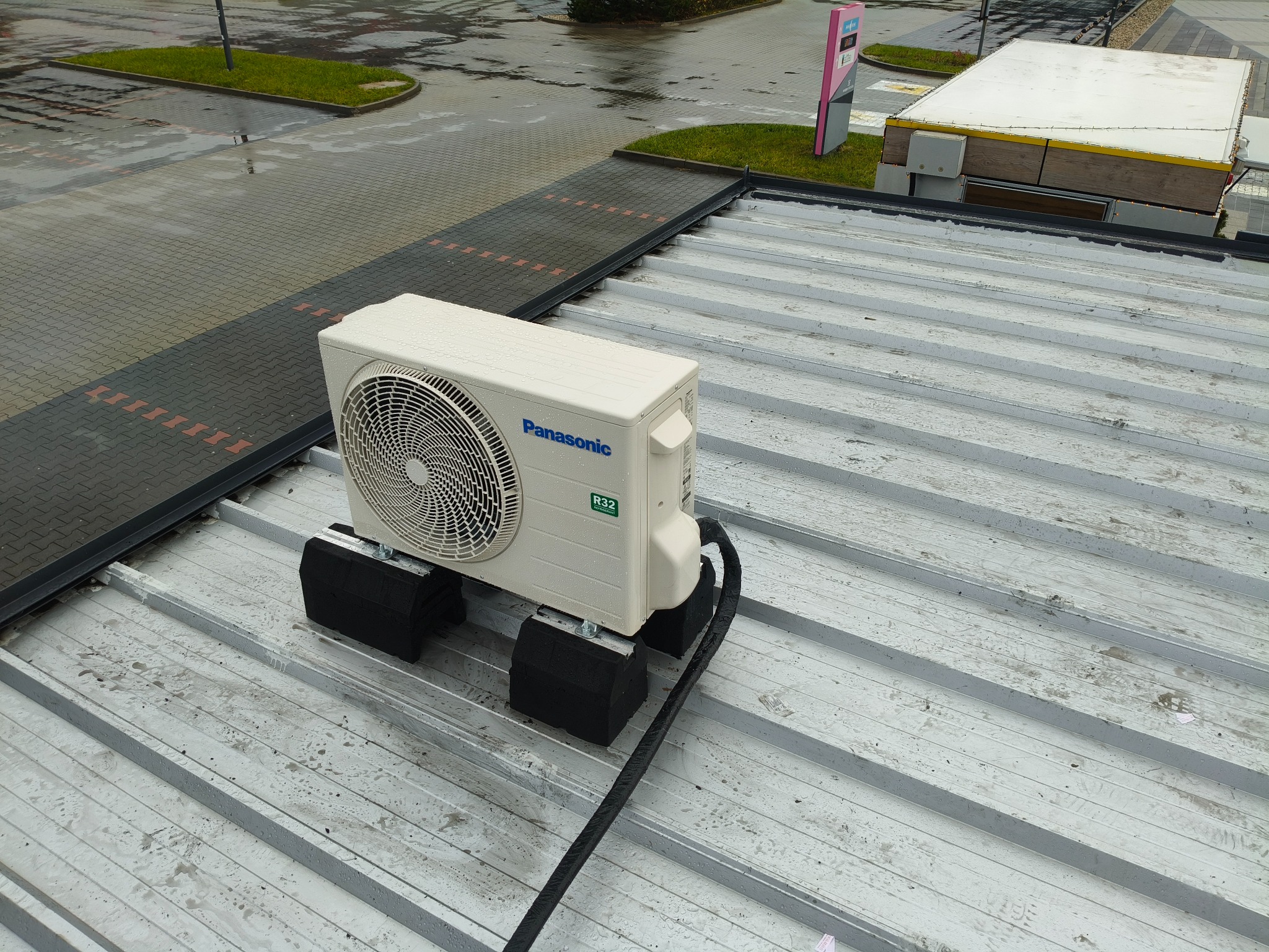 Jednostka zewnętrza umieszczona na pawilonie handlowym.