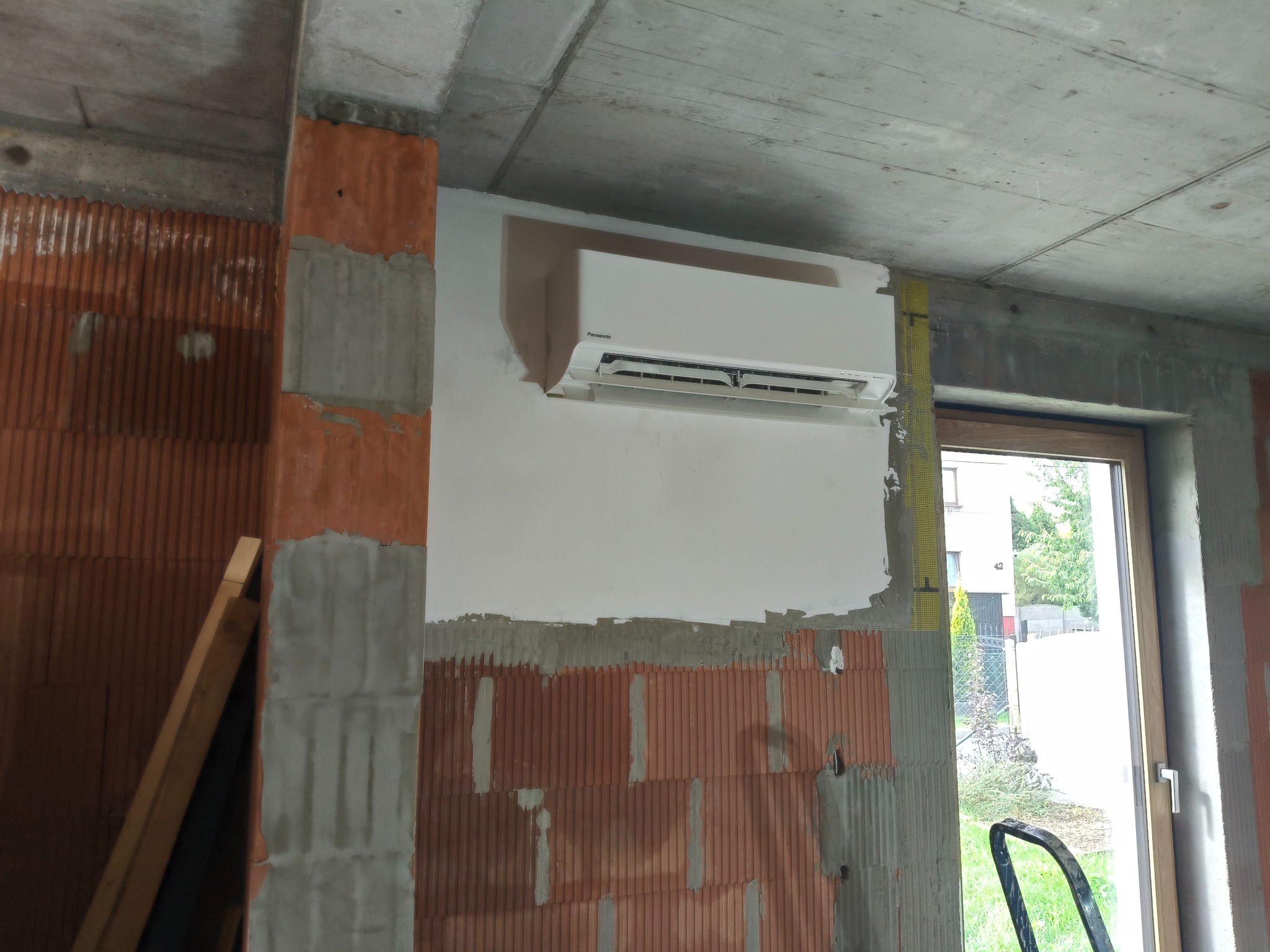 Panasonic Etherea 3.5kW ogrzewa nieocieplony budynek, który jest na etapie wykańczania.