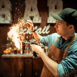 BarCocktail to 16 lat doświadczenia, zjawiskowe pokazy barmańskie i mobilny drink bar, który rozkręci każdą imprezę