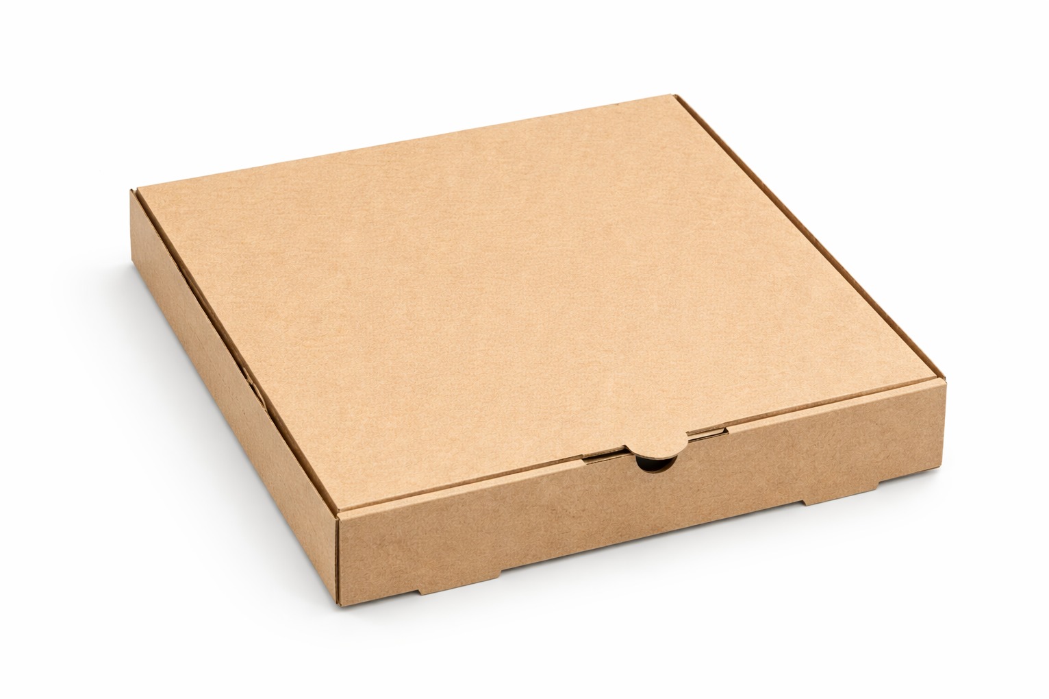 Zamknięte, kwadratowe pudełko z brązowej tektury falistej na białym tle, widoczne z góry pod kątem. Minimalistyczny design, idealne do przechowywania lub wysyłki.