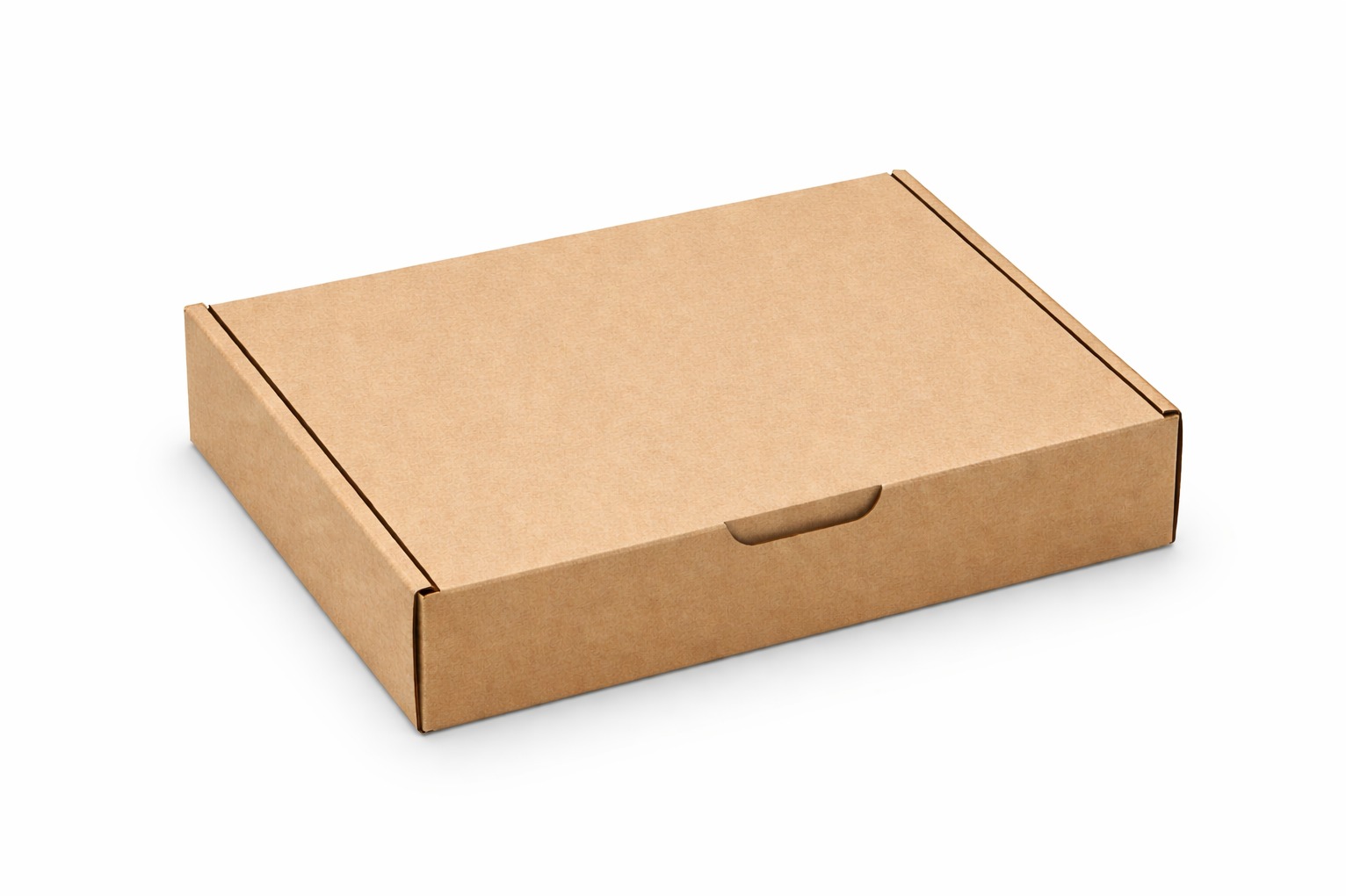 Kartonowe pudełko z wieczkiem, wykonane z brązowej tektury falistej, leżące na białym tle. Widoczne detale wycięcia na palec ułatwiającego otwieranie.