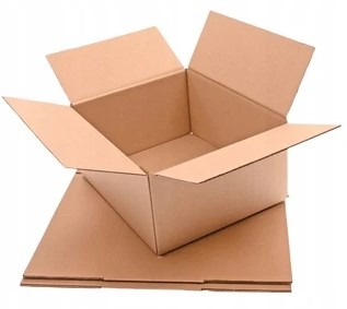 Otwarty karton z tektury falistej na płaskim arkuszu, widoczne wnętrze i krawędzie, neutralne tło, oświetlenie studyjne.