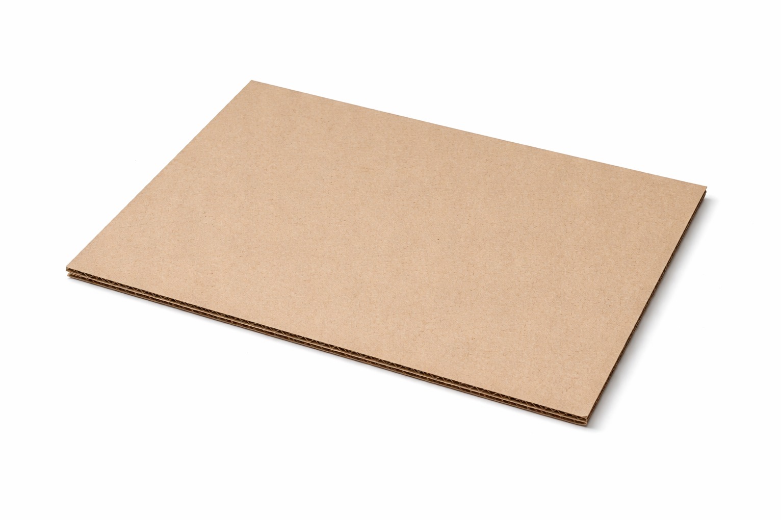 Płaski arkusz brązowej tektury falistej, widoczny z boku przekrój warstw, leżący na białym tle pod lekkim kątem.