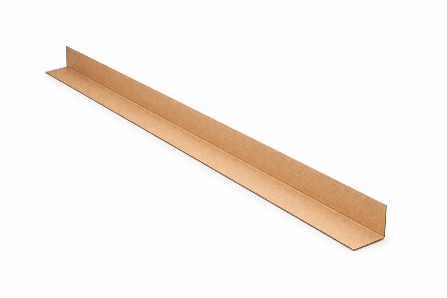 Kątownik z tektury litej, brązowy, ułożony ukośnie na białym tle. Ochrona krawędzi i narożników podczas transportu. Widok z góry, ostre światło.