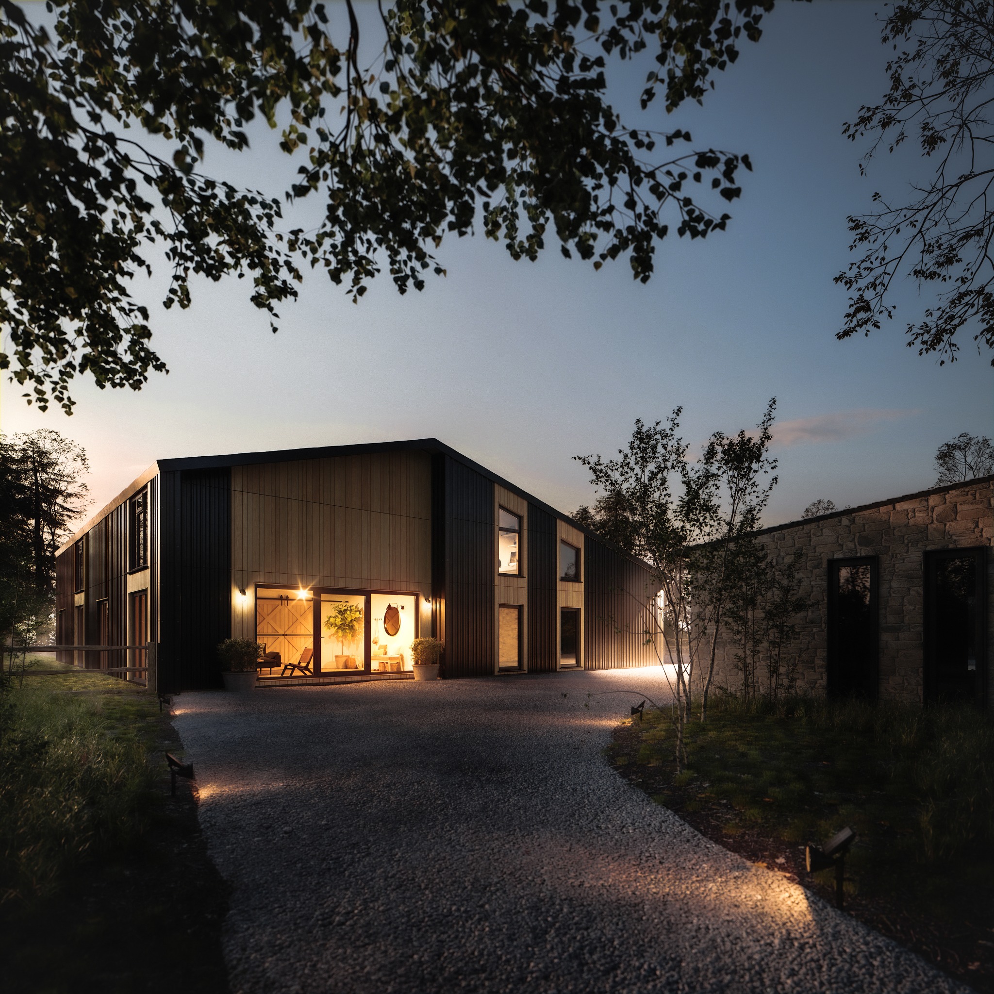 Nowoczesny dom z drewnianą elewacją i dużymi oknami, oświetlony punktowymi lampami wzdłuż żwirowej ścieżki, widok o zmierzchu z drzewami w tle.
