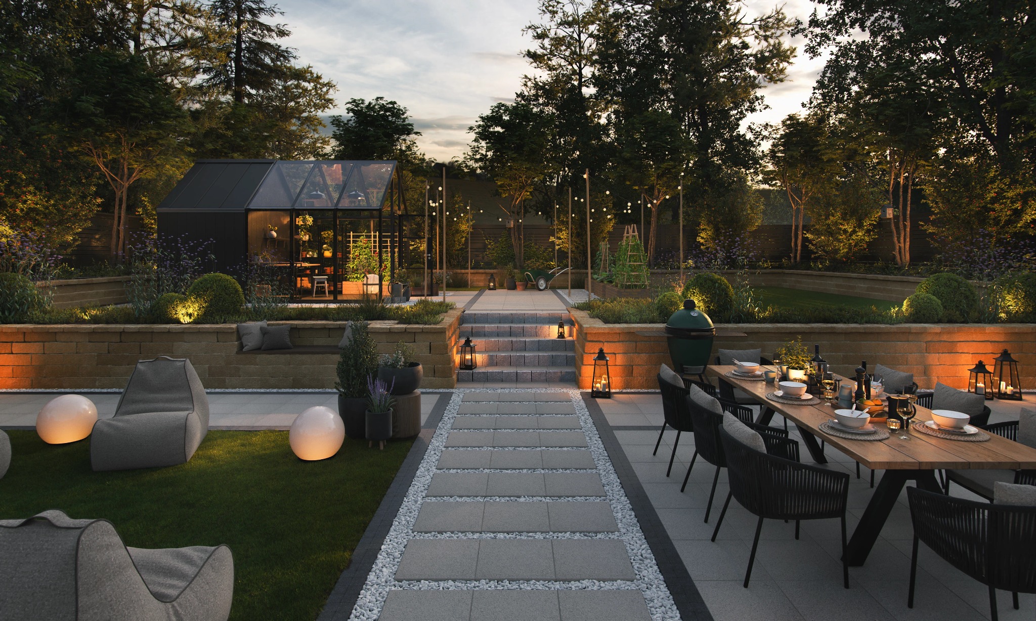 Oświetlony ogród z przeszkloną oranżerią, kamienną ścieżką, miejscem do siedzenia i stołem jadalnym. Widoczne lampy ogrodowe i roślinność.