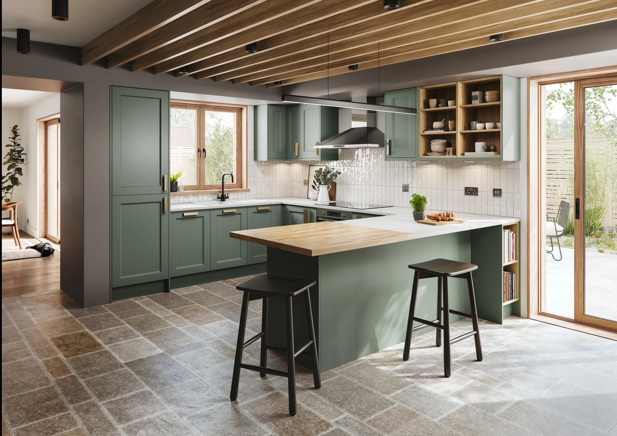 Nowoczesna kuchnia w odcieniach zieleni z drewnianymi akcentami, wyspą i dwoma stołkami barowymi. Widok na ogród przez przesuwne drzwi.
