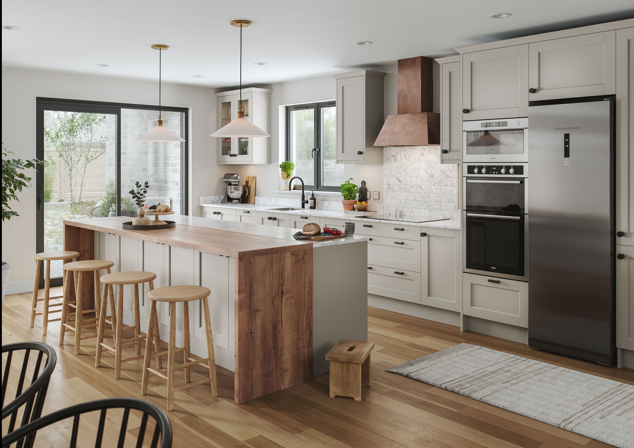 Jasna kuchnia z drewnianymi akcentami: wyspa z hokerami, marmurowy blat, miedziany okap, nowoczesne oświetlenie i widok na ogród przez przesuwne drzwi.