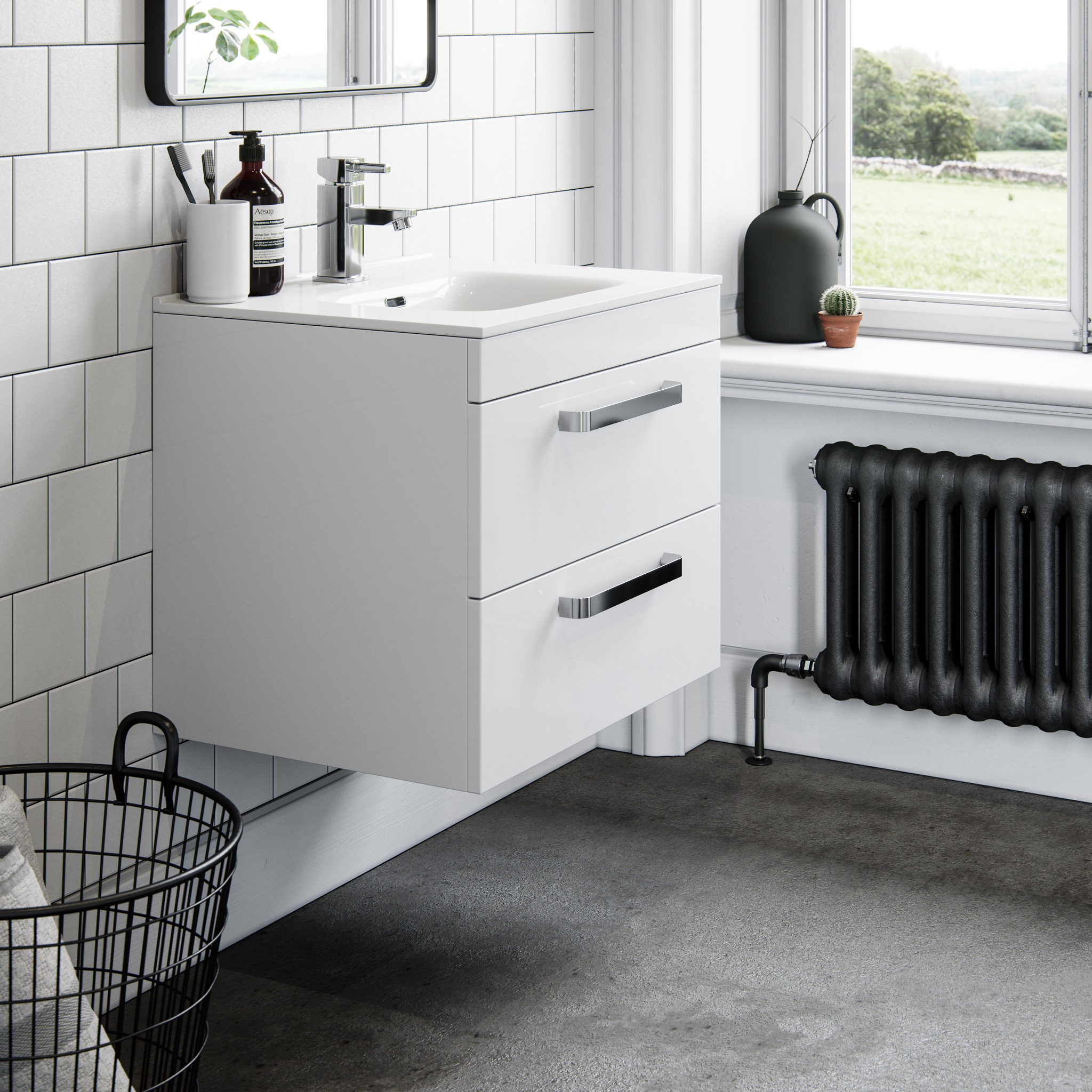 Nowoczesna łazienka z białą szafką pod umywalką, chromowaną armaturą i czarnym grzejnikiem. Widok na okno z zielonym krajobrazem. Minimalistyczny design i naturalne światło.