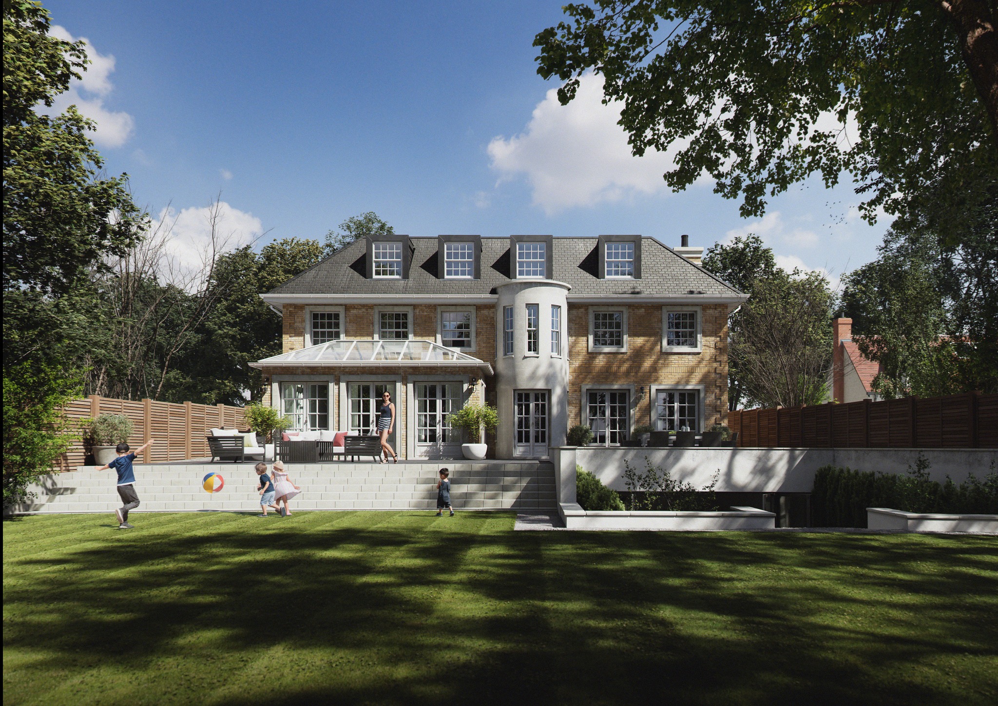 Elegancki, dwupiętrowy dom z cegły z oranżerią i tarasem, otoczony zielonym trawnikiem. Dzieci bawią się na trawie, a kobieta stoi na schodach.