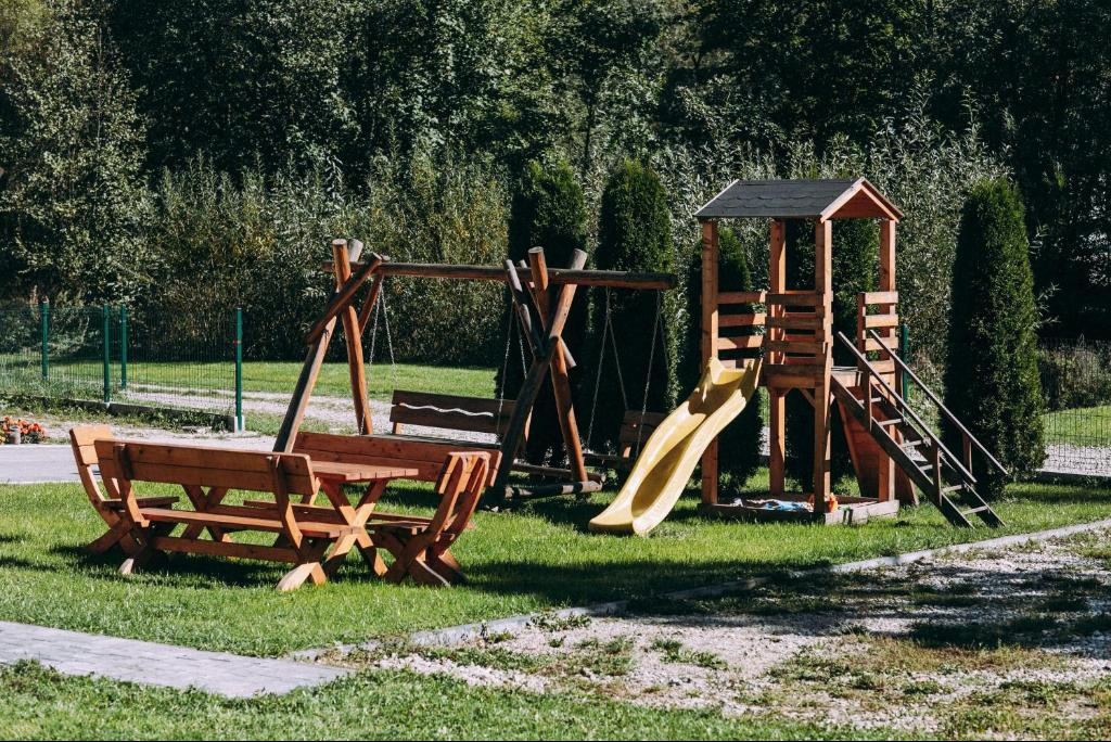 Apartamenty Aleksandra / plac zabaw przed domem