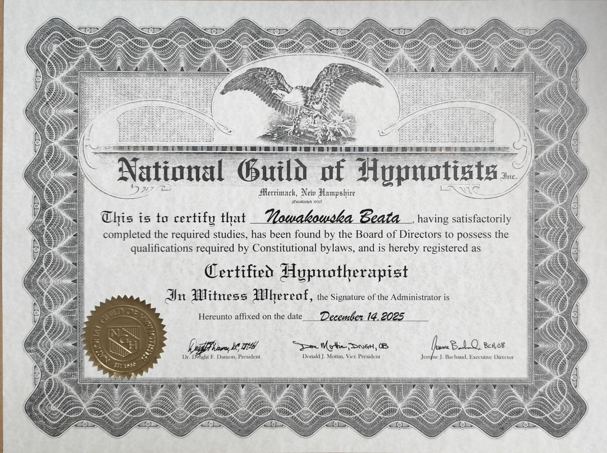 Certyfikat National Guild of Hypnotists dla Beaty Nowakowskiej, potwierdzający kwalifikacje jako certyfikowany hipnoterapeuta. Dokument z datą 14 grudnia 2025.