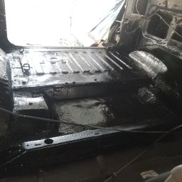 PT Car - Podłoga Nissan Terrano po spawaniu i zabezpieczeniu masą natryskową typu bitex