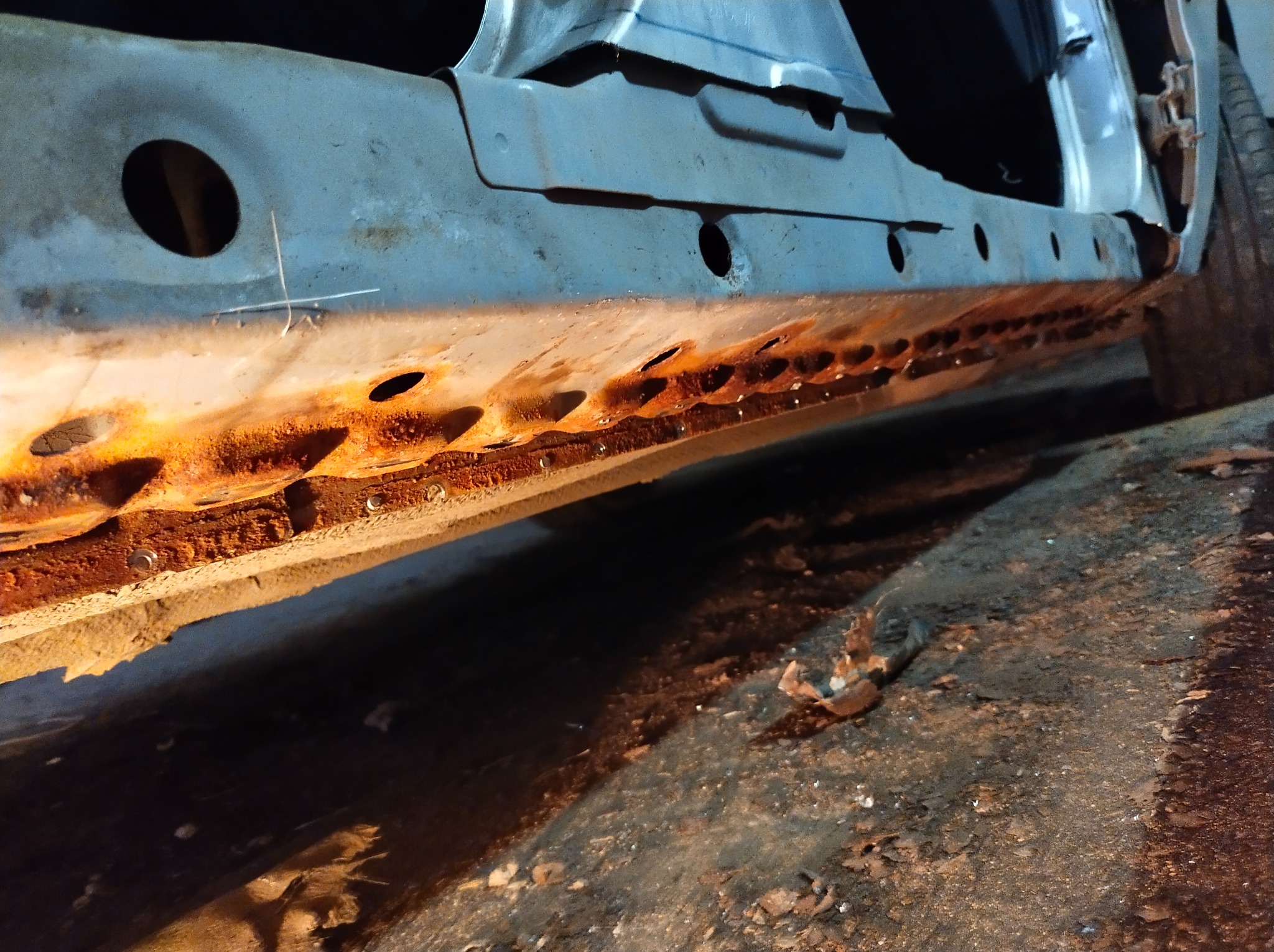 Przed piaskowaniem mi usunięciu korozji.