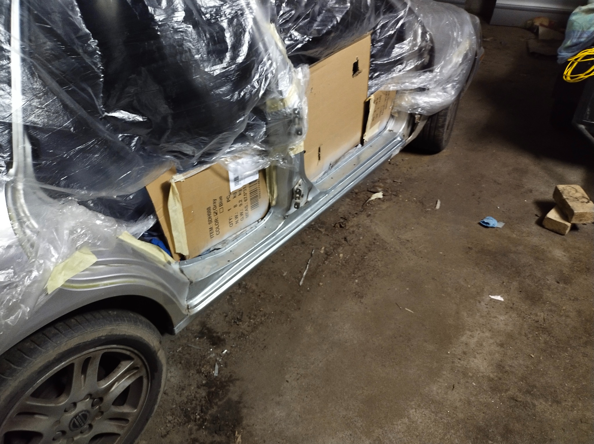 Ustawiony nowy próg blacha cynkowana.