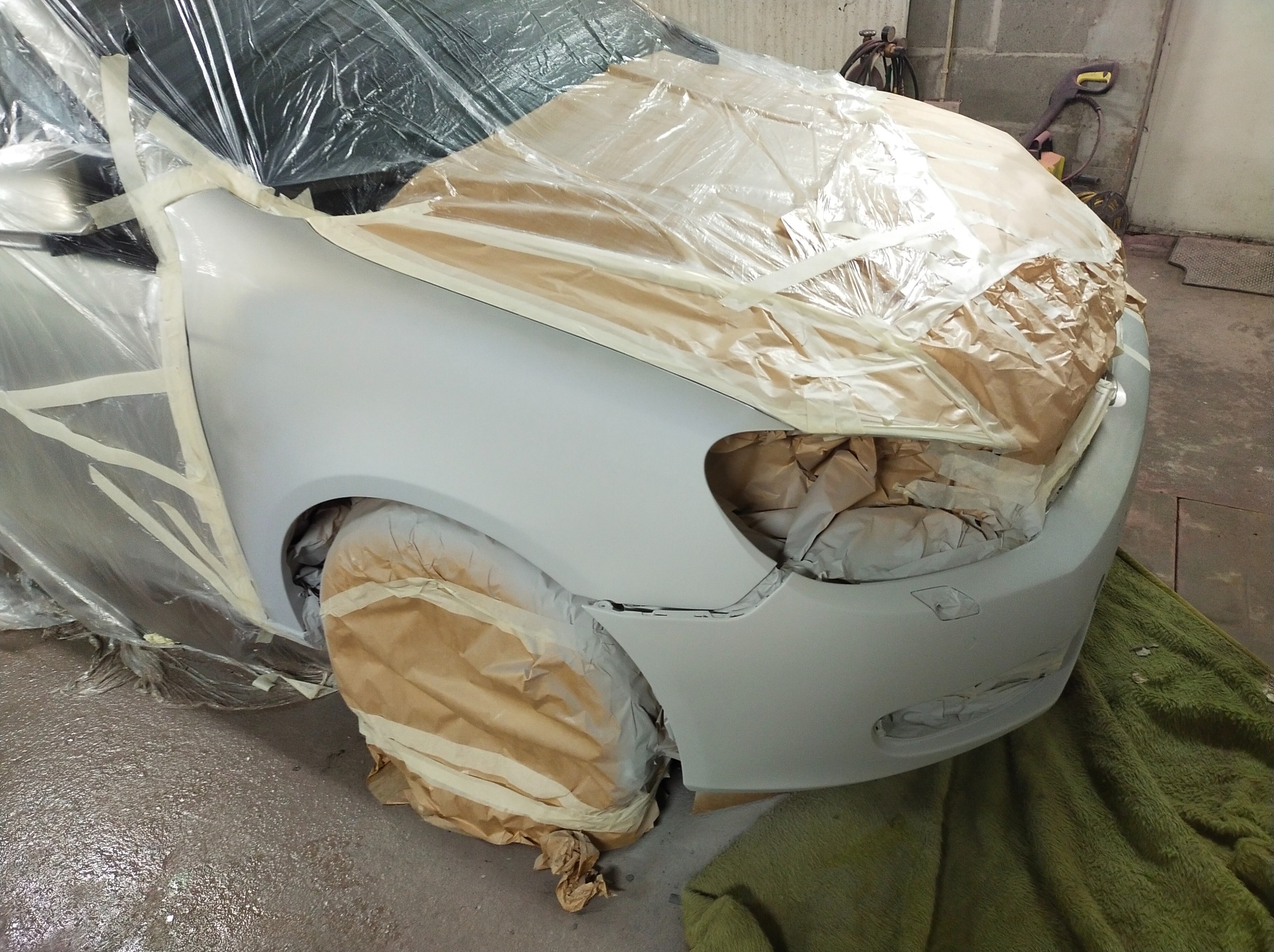 Przed lakierowaniem zderzaka i błotnika.